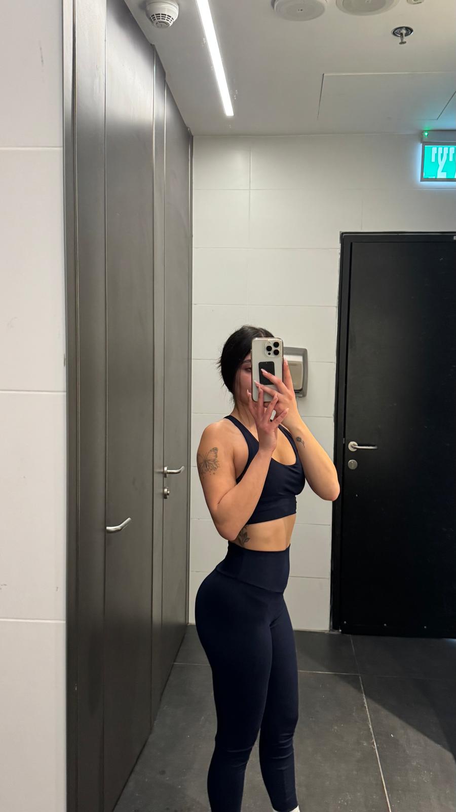 מתאמנת באימון כוח אישי – תכנית אימונים מותאמת לנשים